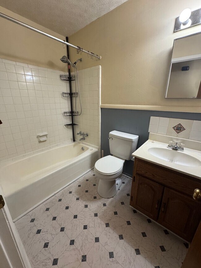 Building Photo - 400 7th Ave NE