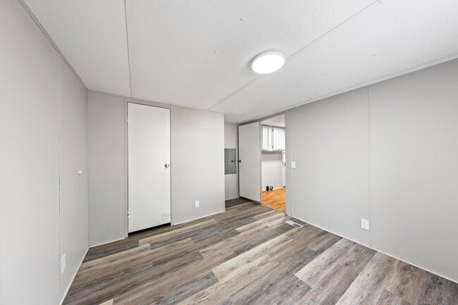 Building Photo - 700 Persimmon St