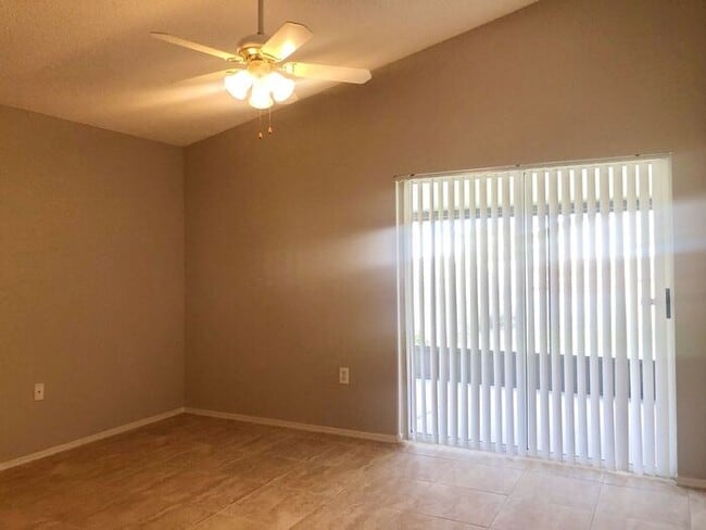 Building Photo - CUTE 3 BED 2 BATH HOME with SINGLE GARAGE IN SOUTHEAST ORLANDO