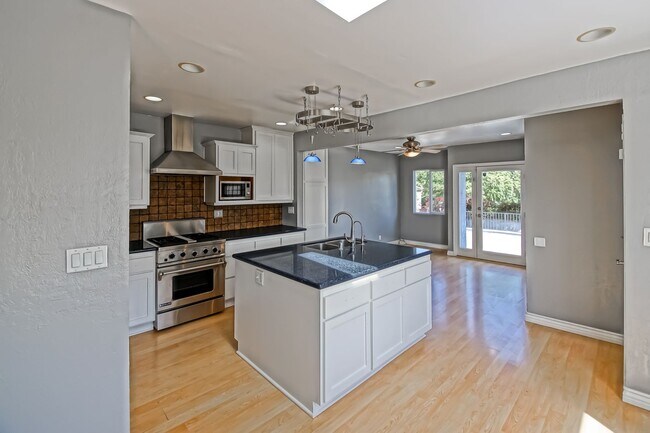 Building Photo - 2809 Carlsbad St