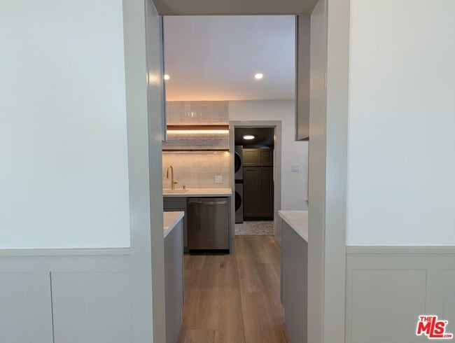 Building Photo - 1015 Granville Ave