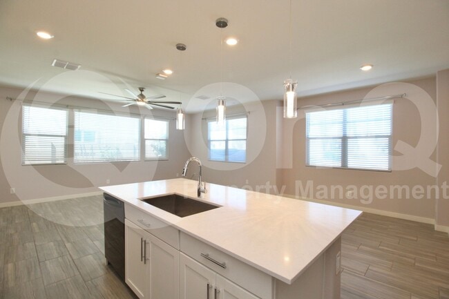Building Photo - 678 N Bay Dr