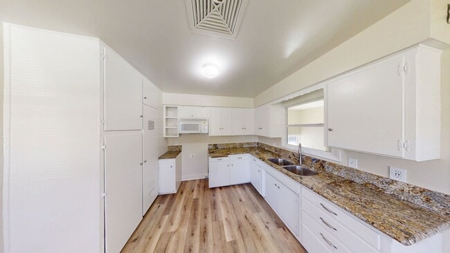 Building Photo - 3 bed 1.5 bath house + Studio Apt