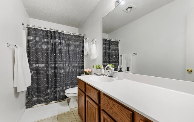 Building Photo - Updated 4 bedroom 2.5 bath home in Ocean Springs!