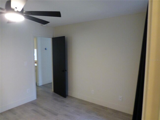Building Photo - 60 Iris Pl