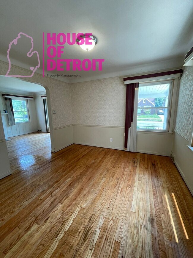 Building Photo - 3 BEDROOM 1 BATH BUNGALOW FREE PRE-SCREEN
