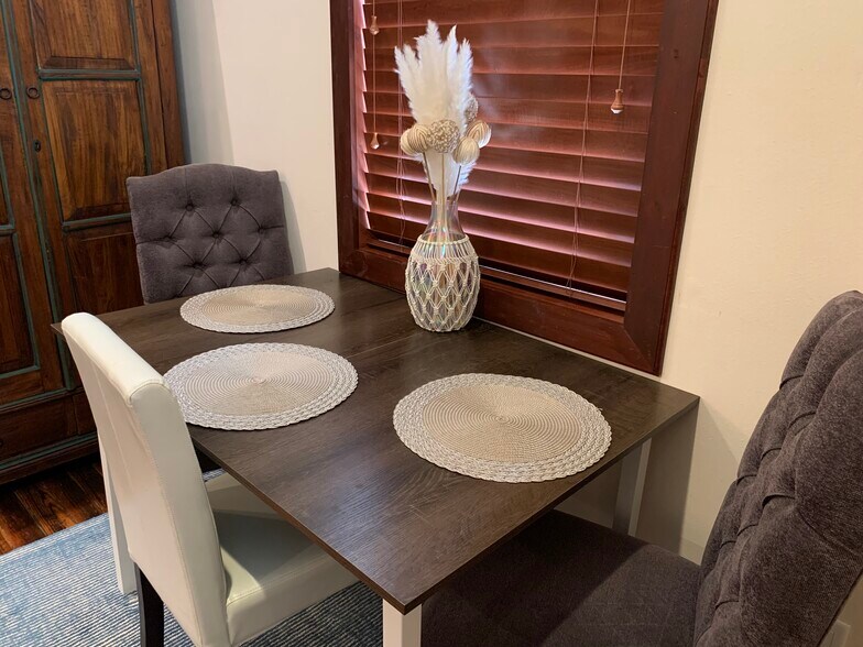 Common area. Short term rental. Walk to restaurants, breweries, shopping, coffee shops, more. - 905 Prospect Ave