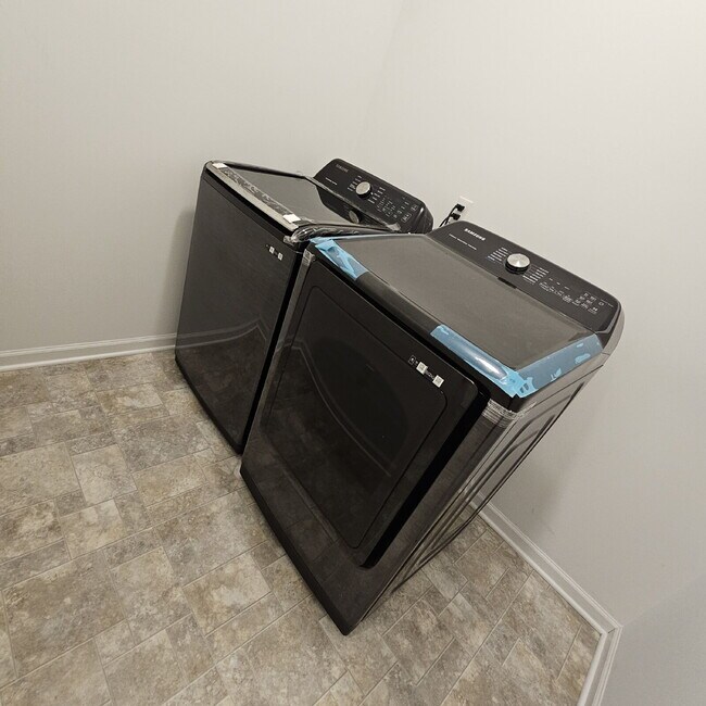 Building Photo - 4 bedroom, 3 full bathrooms, 2 car garage ...