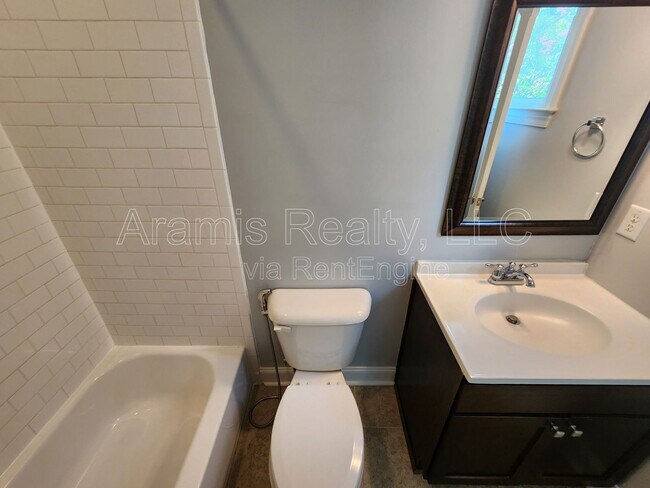 Building Photo - 200 Marion Pl NE