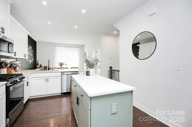 Building Photo - 256 Parkwood Ave