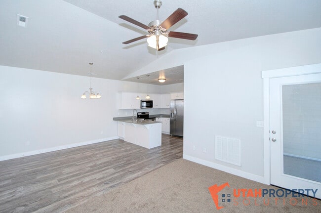 Building Photo - 626 N Sun Peak Dr