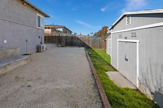 Building Photo - Mission Valley/Linda Vista 2 Bed Updated home with mountain views