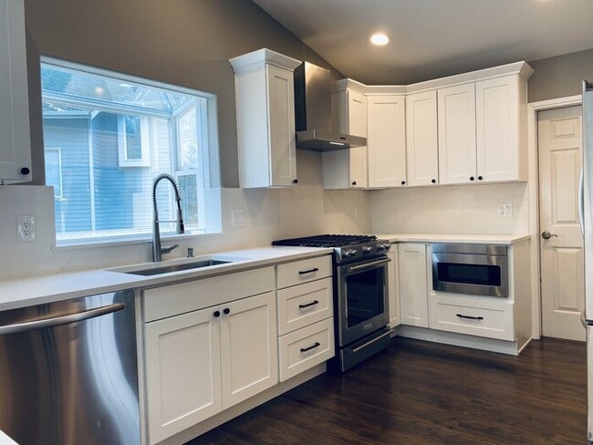 Building Photo - 5 Bedroom Craftsman - Home Great Schools - Cul-De-Sac - Pets Welcome