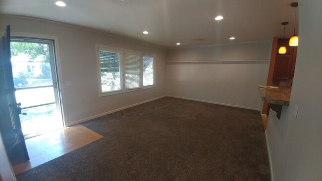 Building Photo - Charming Richland Home with Spacious Layou...