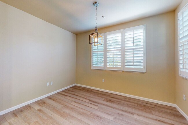 Building Photo - Town House Near Downtown Pleasanton  3 Bed...