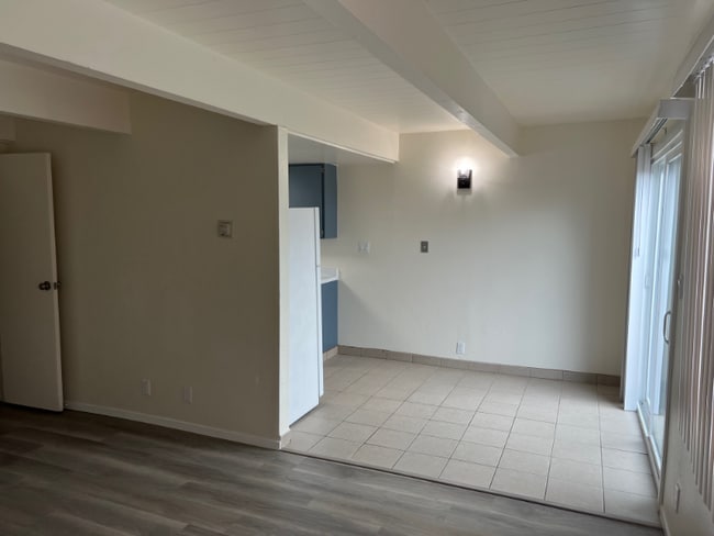 Building Photo - 240 Holly St