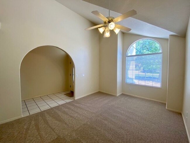 Building Photo - SPACIOUS HOME FOR RENT!