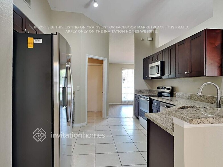 Building Photo - 819 Reflections Loop E