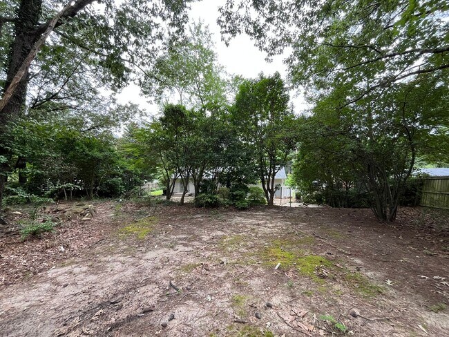 Building Photo - Comfortable 3BD, 1.5BA House with Large Fe...