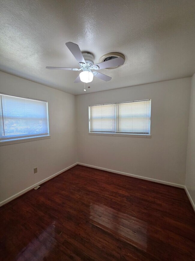 Building Photo - Charming 3/2 in Copperas Cove