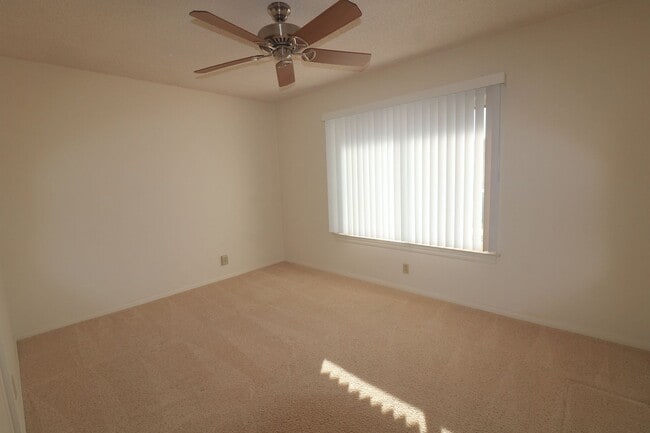 Building Photo - 3/2 house in North Clairemont! 2 car garag...