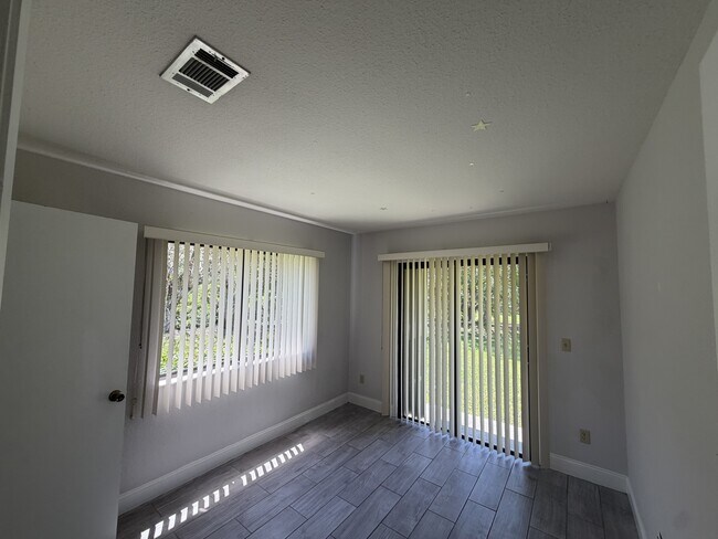 Building Photo - 1590 SE Dewberry Ct
