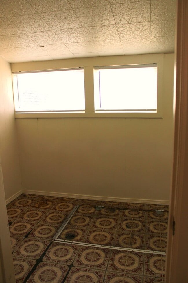 Building Photo - 2 Bedroom House