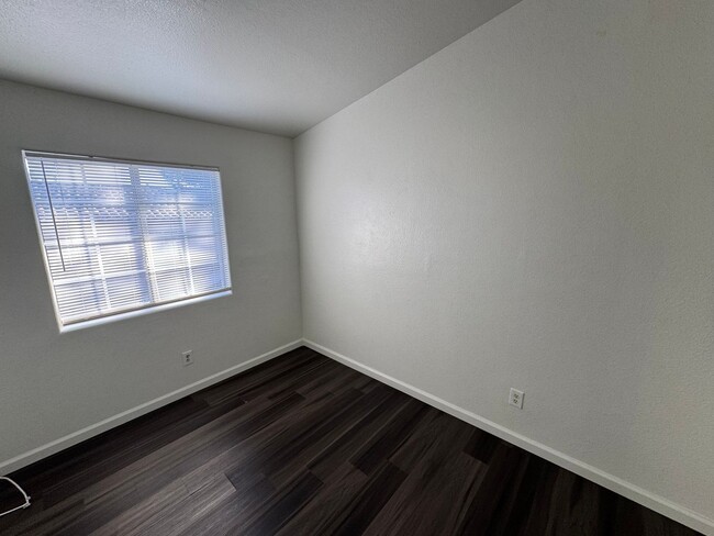 Building Photo - Townhome featuring stylish layout in gated...