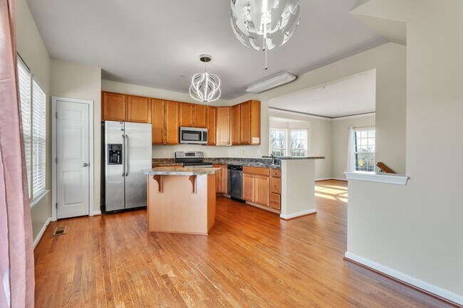 Building Photo - Charming 3 BR + Den Townhouse available now