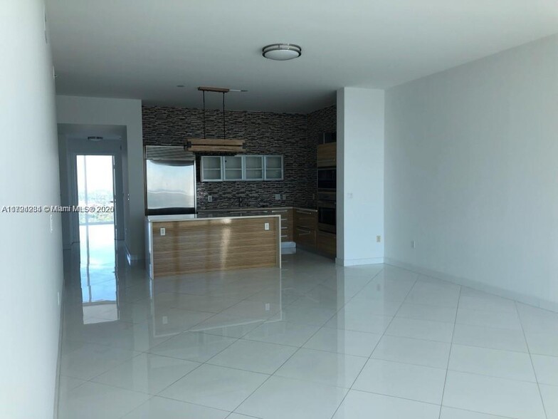 Building Photo - 2020 N Bayshore Dr