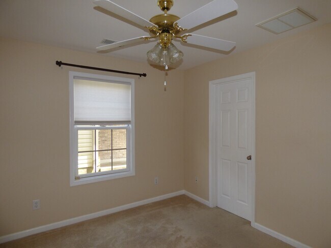 Building Photo - Beautiful 3 BR, 2 Bath Home, All Electric, Vaulted Ceilings, Walk-In Closets, Garage