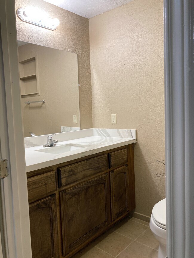 Building Photo - 2113 W Barcelona Ave