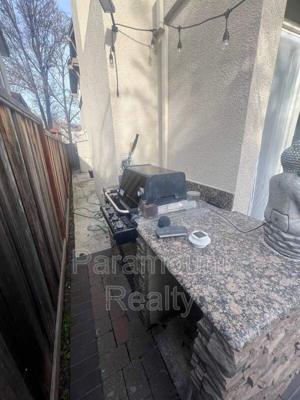 Building Photo - 5608 N Dublin Ranch Dr