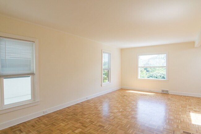 Building Photo - 2bd/1ba Seattle Home