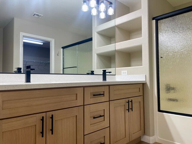 Building Photo - BEAUTIFUL SINGLE STORY HOME IN GATED COMMUNITY OF STALLION MOUNTAIN