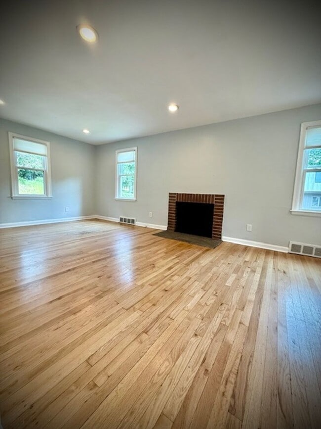 Building Photo - Updated, spacious 1 bedroom 1 bath located...