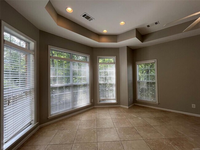 Building Photo - 704 Emerald Dr