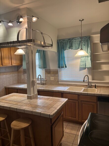 Building Photo - 2210 Dellwood Ave