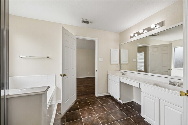 Building Photo - 15519 Hickory Dale St