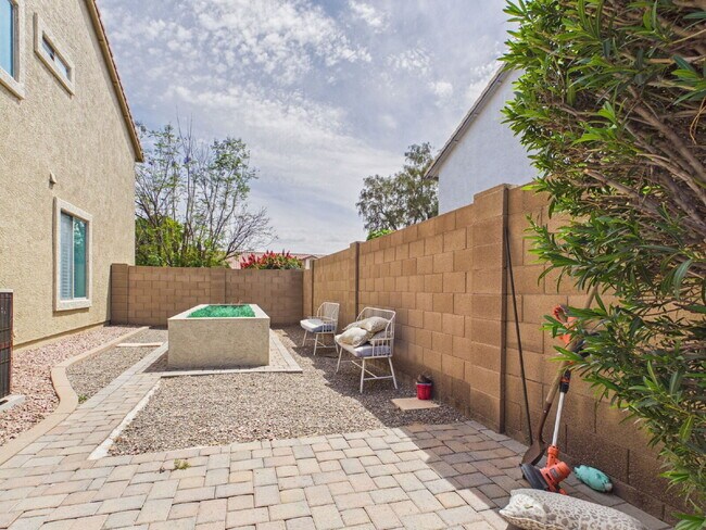 Building Photo - Luxury Awaits with Designer Details