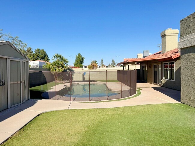 Building Photo - Spacious 4 Bedroom Pool Home in Quiet Cul De Sac