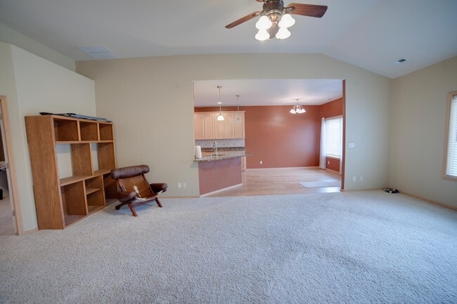 Building Photo - Large Single Family Home located near White Bluffs Elementary!