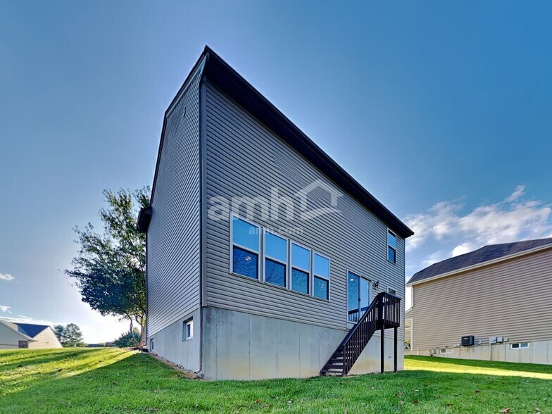 Building Photo - 755 Elm Tree Dr