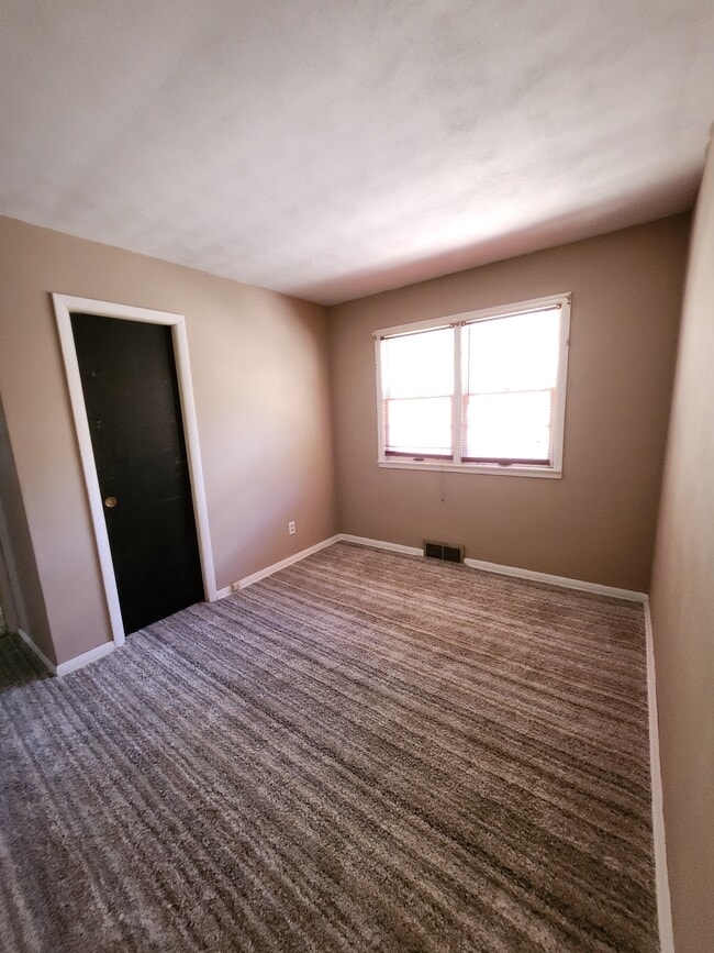 Building Photo - 2116 W Kettelle St