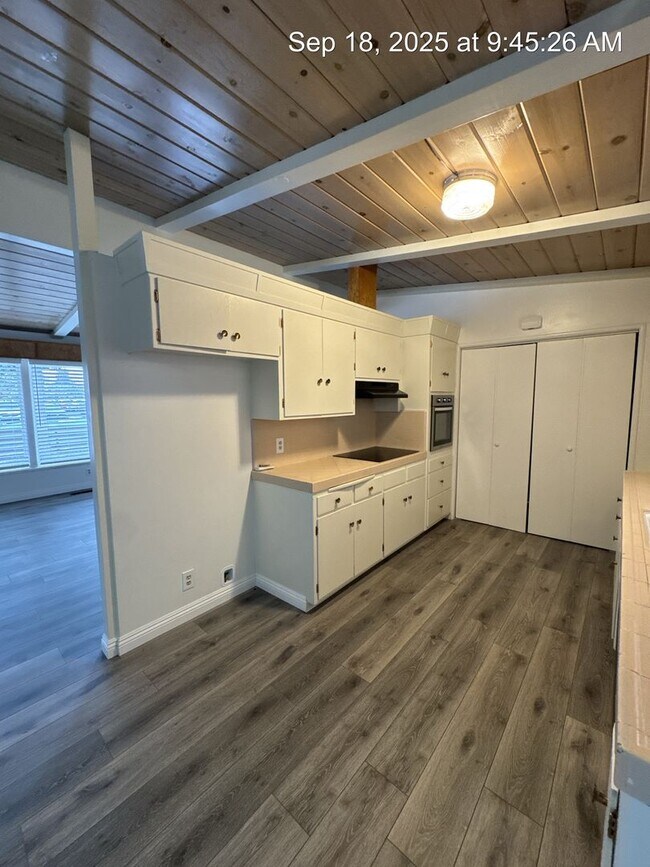Building Photo - 4076