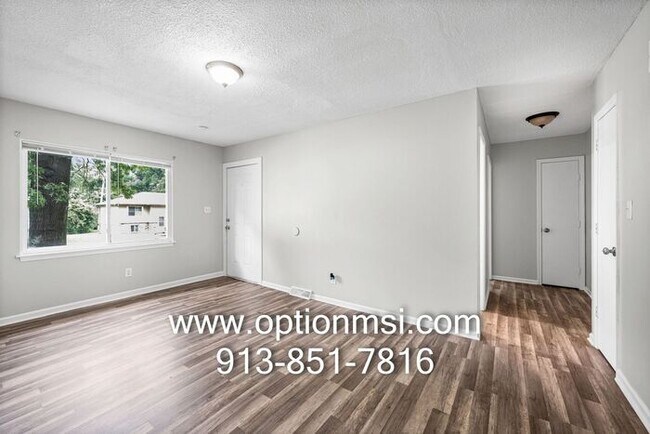 Building Photo - Very Spacious and ready for immediate move-in!!