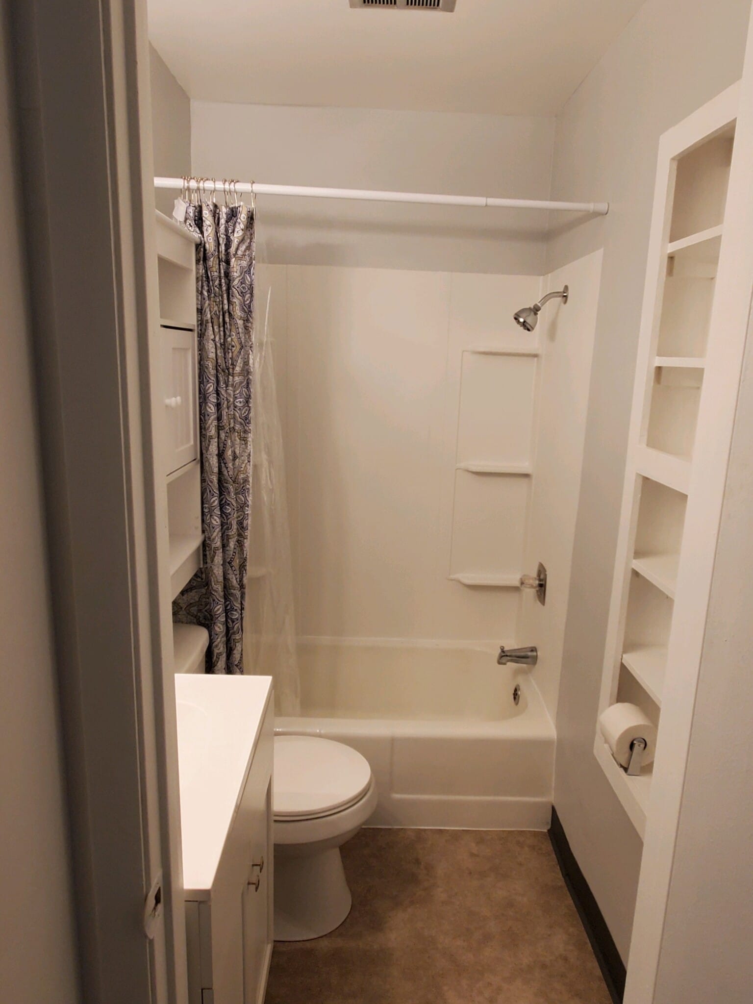 Full Bathroom - 525 30th St