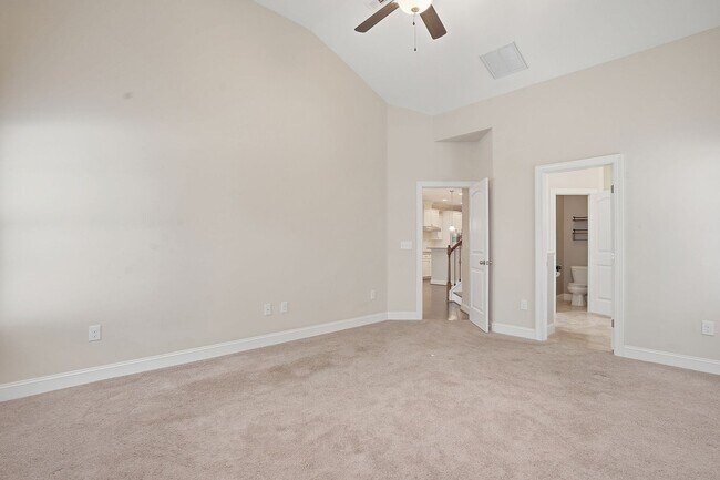 Building Photo - FIRST FLOOR MASTER BEDROOM-END UNIT-GREAT ...