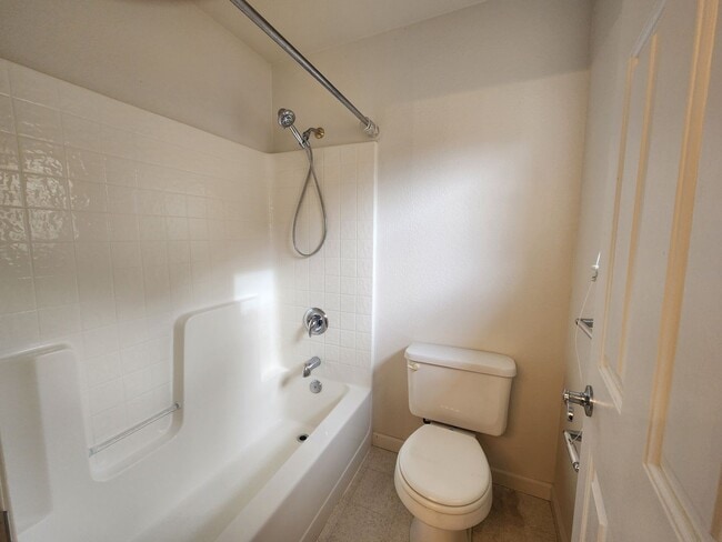 Building Photo - Large home on a golf course