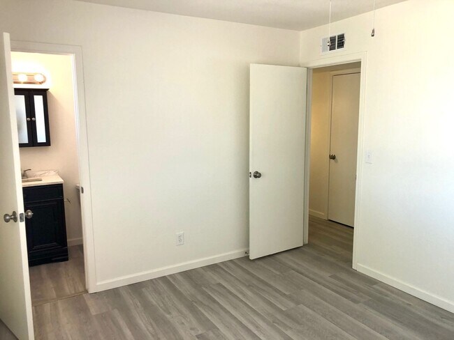 Building Photo - Cute 3 Bedroom Home near Hualapai Mt. School.